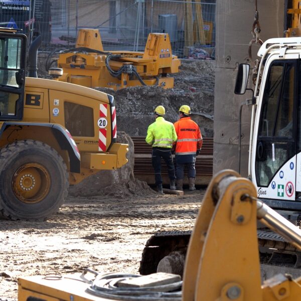 How Construction Equipment Improves Efficiency and Cuts Down Project Timelines