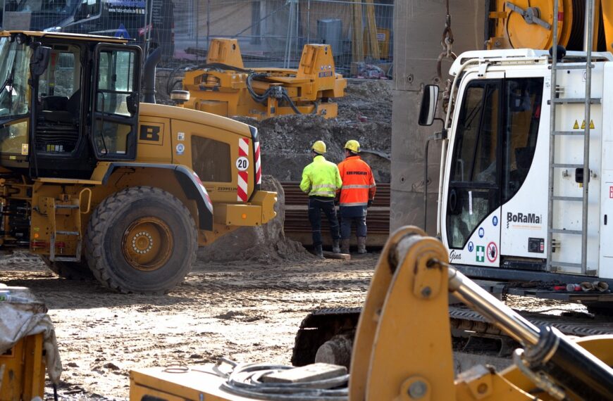 How Construction Equipment Improves Efficiency and Cuts Down Project Timelines