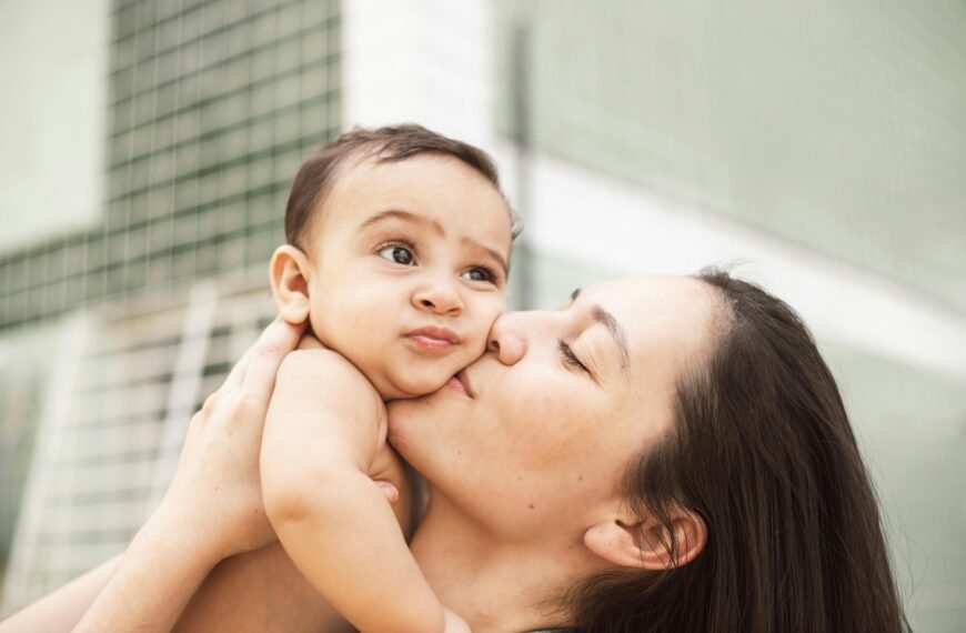 5 Thoughtful Gifts for First-Time Mothers